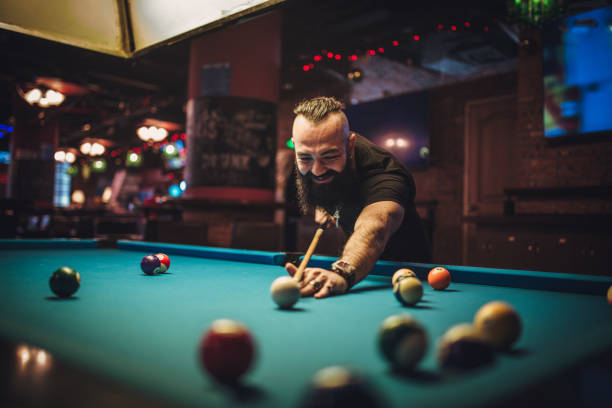 homem que joga o snooker em um pub - biker macho men rough - fotografias e filmes do acervo