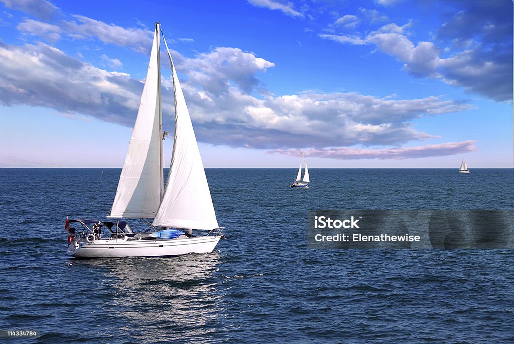 Barcos à vela no mar - Foto de stock de Lago royalty-free