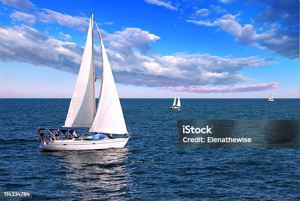 Foto de Barcos À Vela No Mar e mais fotos de stock de Lago - Lago, Veleiro, Atividade Recreativa