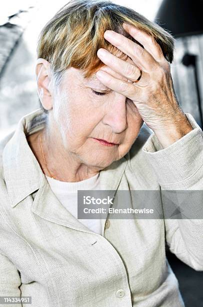 高齢者の女性の頭を - 1人のストックフォトや画像を多数ご用意 - 1人, カラー画像, シニア世代
