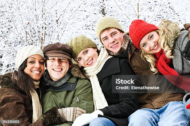 Grupo De Amigos Fora No Inverno - Fotografias de stock e mais imagens de Amizade - Amizade, Divertimento, Grupo multiétnico