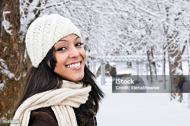 Glückliche Frau Im Freien Im Winter Stockfoto und mehr Bilder von Afro-amerikanischer Herkunft - Afro-amerikanischer Herkunft, Eine Frau allein, Frauen