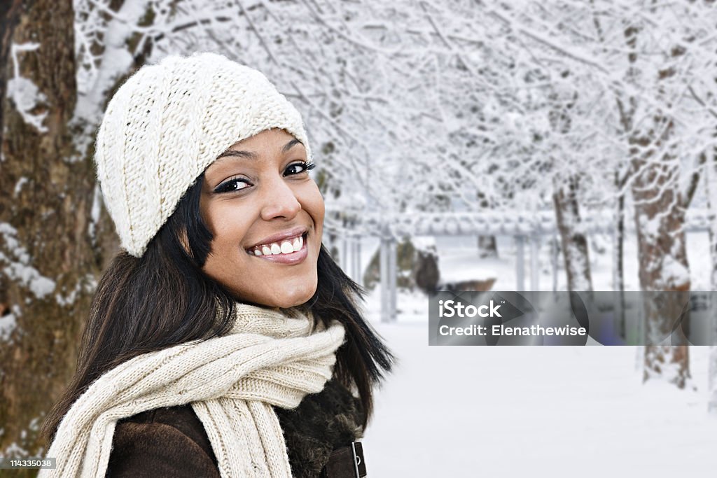 Femme heureuse à l'extérieur en hiver - Photo de Afro-américain libre de droits