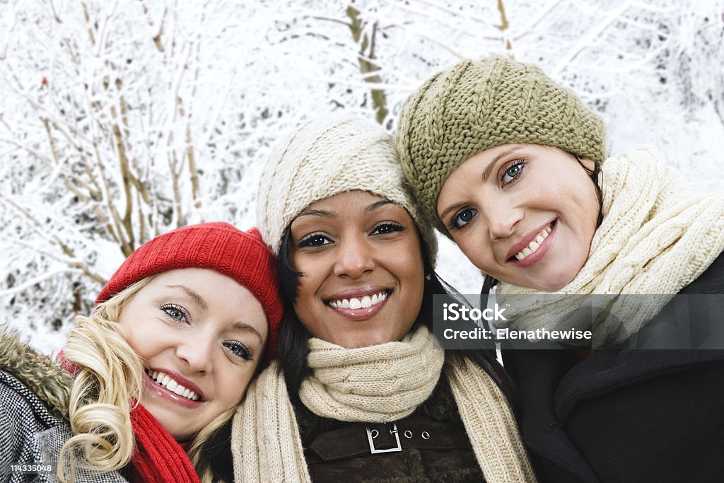 Группа Девушка друзей за пределами зимой - Стоковые фото Зима роялти-фри