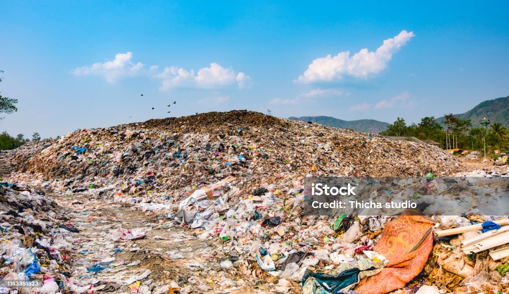 Montagne grand tas de déchets et la pollution, pile de puanteur et de résidus toxiques, ces ordures proviennent de zones urbaines et industrielles ne peuvent pas se débarrasser de la société de consommation cause des déchets massifs - Photo de Abats libre de droits