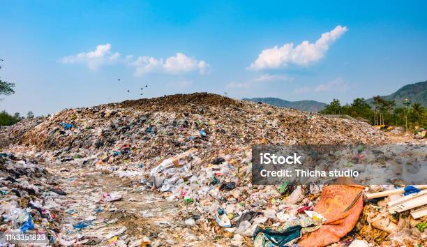 Photo libre de droit de Montagne Grand Tas De Déchets Et La Pollution Pile De Puanteur Et De Résidus Toxiques Ces Ordures Proviennent De Zones Urbaines Et Industrielles Ne Peuvent Pas Se Débarrasser De La Société De Consommation Cause Des Déchets Massifs banque d'images et plus d'images libres de droit de Abats