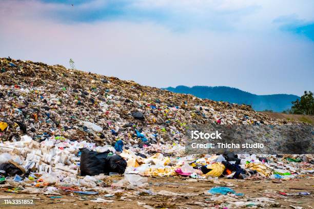 Photo libre de droit de Montagne Grand Tas De Déchets Et La Pollution Pile De Puanteur Et De Résidus Toxiques Ces Ordures Proviennent De Zones Urbaines Et Industrielles Ne Peuvent Pas Se Débarrasser De La Société De Consommation Cause Des Déchets Massifs banque d'images et plus d'images libres de droit de Abats