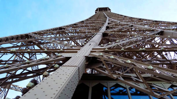 vue de bas angle de towertop eiffel de la tour eiffel - color image copy space high angle view isolated photos et images de collection