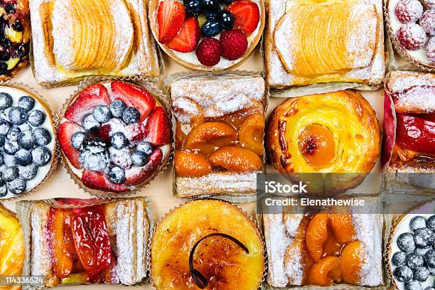 Photo libre de droit de Des Tartes Et Un Assortiment De Pâtisseries banque d'images et plus d'images libres de droit de Variété - Variété, Pâtisserie, Feuilleté aux fruits