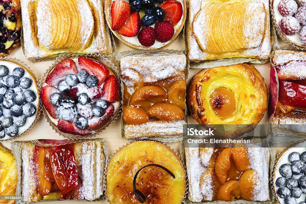 Assortimento di dolci e torte - Foto stock royalty-free di Varietà - Concetto