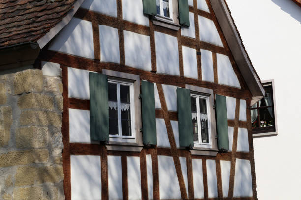 façades de maisons dans l’ancien style - tudor style house timber window photos et images de collection