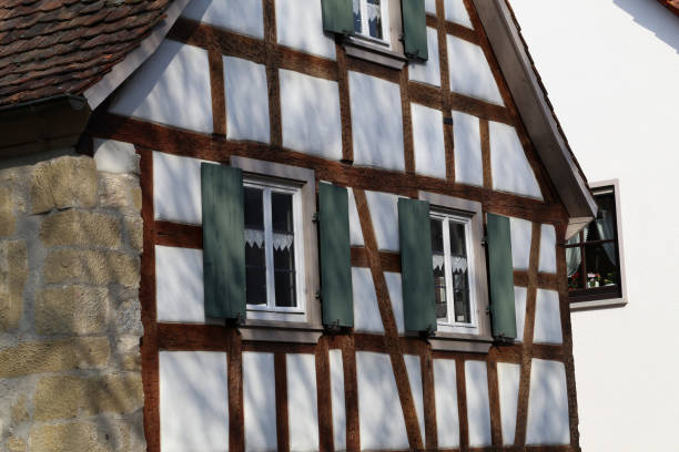 古いスタイルの家のファサード - tudor style house timber window ストックフォトと画像