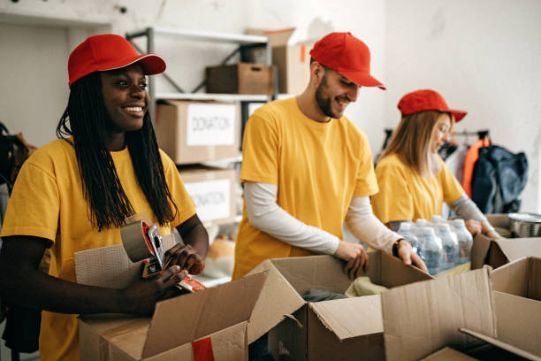 somos uma equipa de pessoas caridosas - charity and relief work volunteer assistance food - fotografias e filmes do acervo