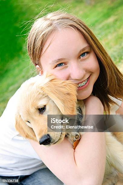 Chica Con Cachorro Foto de stock y más banco de imágenes de Cachorro - Perro - Cachorro - Perro, Chica adolescente, Labrador dorado