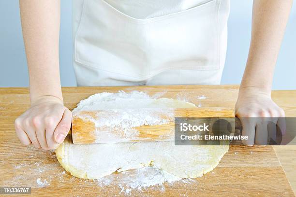 Foto de Mãos Com Rolo De Pastel E Massa De Biscoito e mais fotos de stock de Assar - Assar, Avental, Bancada de Cozinha - Mobília