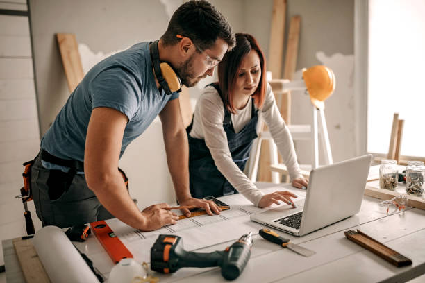 jesteś największą pomocą - computer construction using laptop construction site zdjęcia i obrazy z banku zdjęć