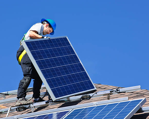 installazione di pannelli solari - renewable energy photography color image horizontal foto e immagini stock