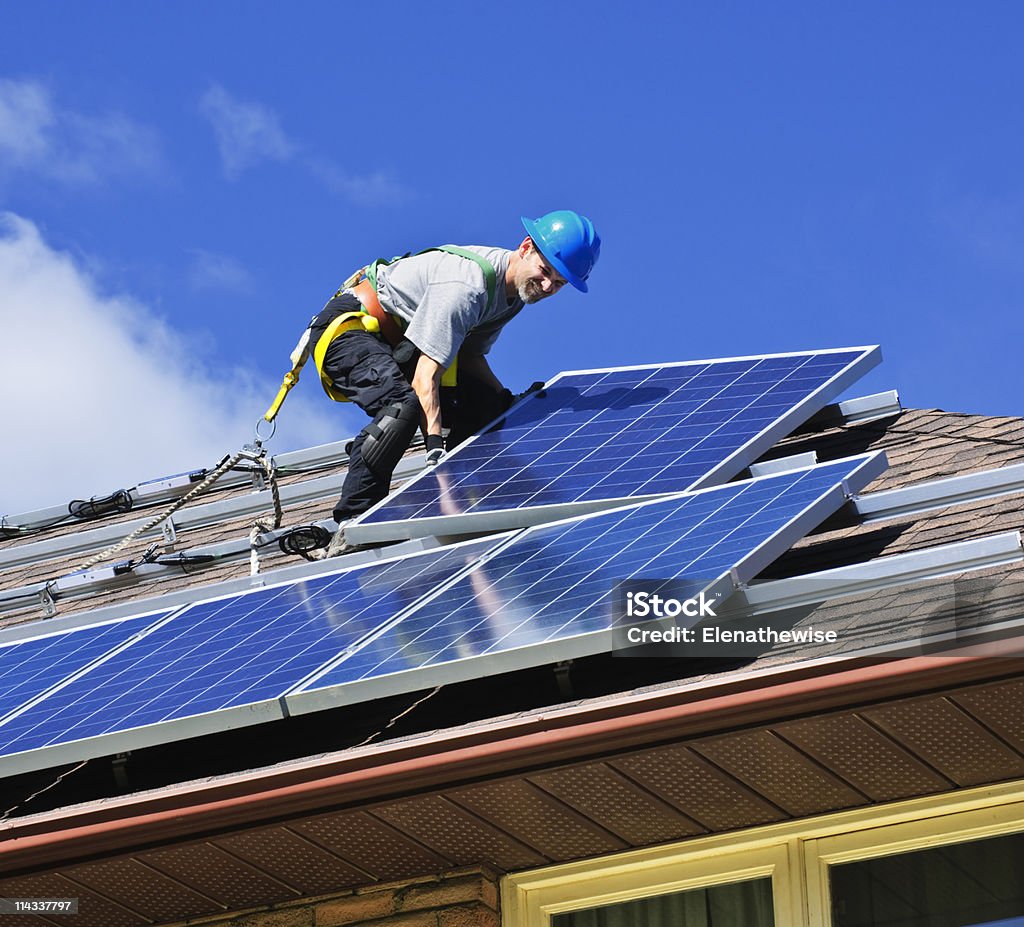 Instalação de painel Solar - Foto de stock de Painel Solar royalty-free