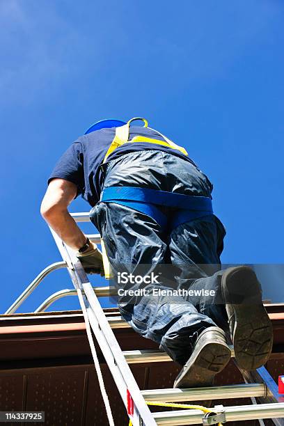 Escada Escalada De Construção Trabalhador - Fotografias de stock e mais imagens de Pessoa que Constrói Telhados - Pessoa que Constrói Telhados, Escalar, Adulto