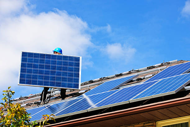 installazione di pannelli solari - renewable energy photography color image horizontal foto e immagini stock