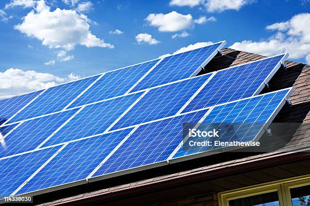 Foto de Painéis Solares e mais fotos de stock de Azul - Azul, Casa, Eletricidade