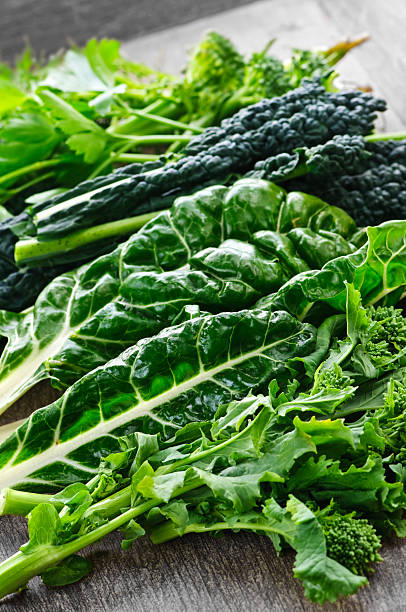 ダークグリーンの葉野菜 - kale chard vegetable cabbage ストックフォトと画像