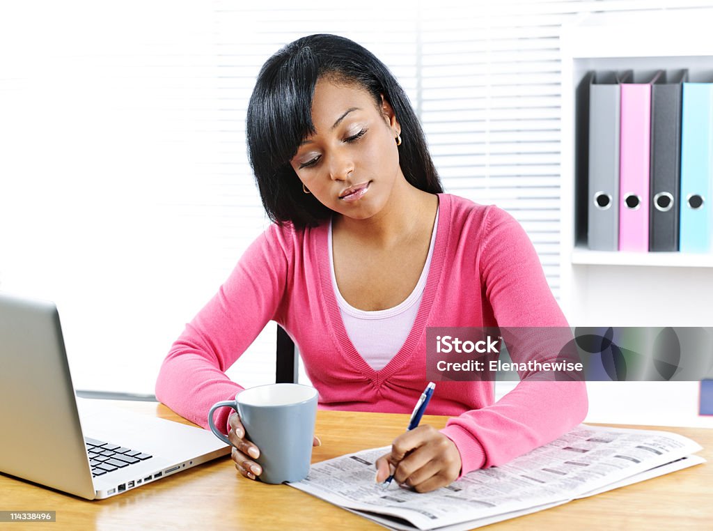 Giovane donna in cerca di lavoro - Foto stock royalty-free di Giovane adulto