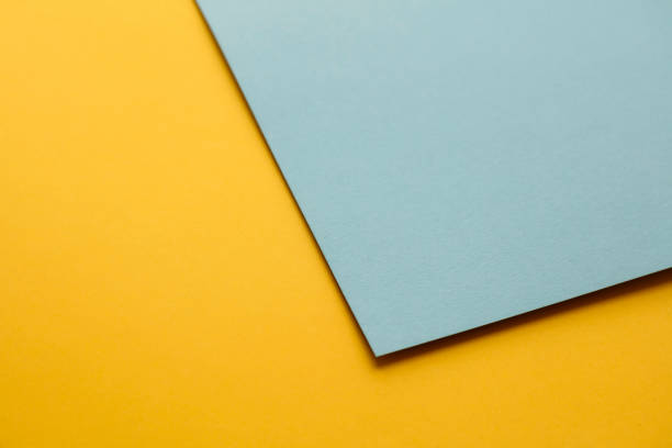 abstrakte geometricpaper hintergrund in weichen pastellfarben blau und gelb - avenida diagonal stock-fotos und bilder