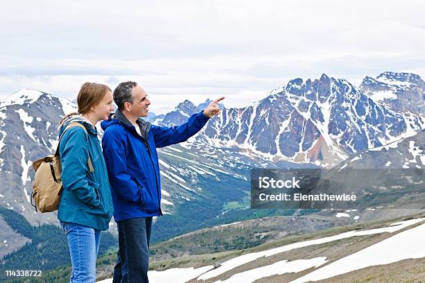 Photo libre de droit de Père Et Fille À La Montagne banque d'images et plus d'images libres de droit de Adolescent - Adolescent, Adulte, Beauté de la nature