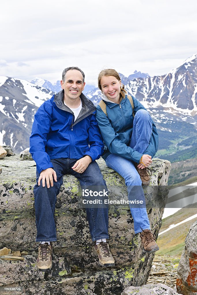 Padre e figlia in montagne - Foto stock royalty-free di Adolescente