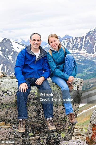 Padre E Figlia In Montagne - Fotografie stock e altre immagini di Adolescente - Adolescente, Adulto, Ambientazione esterna