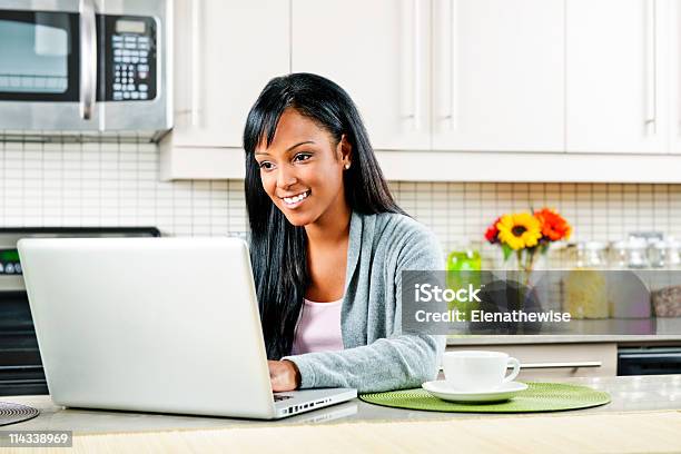 Frau Mit Computer In Küche Stockfoto und mehr Bilder von Afrikanischer Abstammung - Afrikanischer Abstammung, Afro-amerikanischer Herkunft, Attraktive Frau