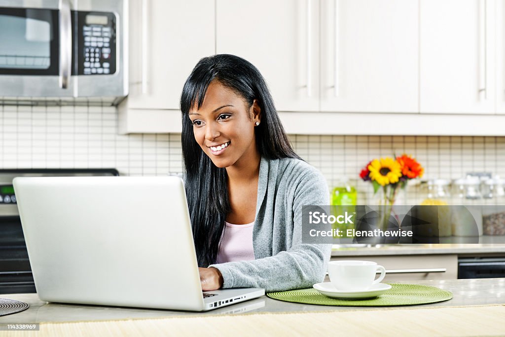 Mujer utilizando equipo de cocina - Foto de stock de Adulto libre de derechos