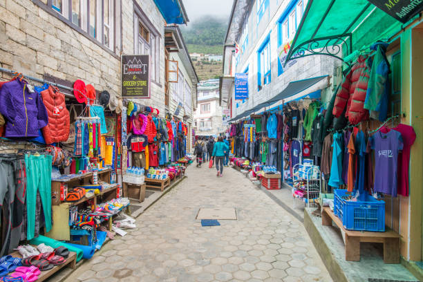 ネパールのクーンブ地方で人気の観光地、ナムチェバザールバザールの商店街。 - namche bazaar ストックフォトと画像