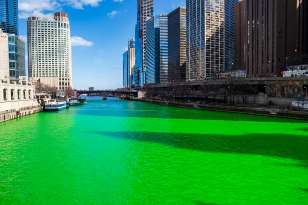 시카고 성 패트릭 데이를 중심으로 그린 시카고 강 주변의 도시와 유람선 - chicago illinois chicago river bridge 뉴스 사진 이미지