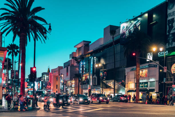 hollywood boulevard en night - car hotel people night fotografías e imágenes de stock