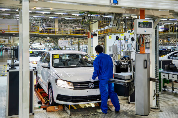 shanghai volkswagen's factory assembly line, workers are manually detecting the off-line volkswagen sedan - manually imagens e fotografias de stock
