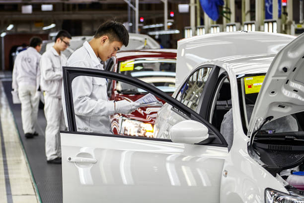 shanghai volkswagen es fabrik qualitäts-inspektionsraum, mitarbeiter erkennen manuell die offline-volkswagen limousine - manually stock-fotos und bilder