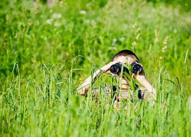 dziecko z dwojga oczu - discovery binoculars boy scout searching zdjęcia i obrazy z banku zdjęć