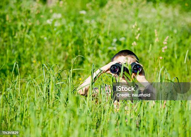 Criança Com Binocular - Fotografias de stock e mais imagens de Binóculos - Binóculos, Criança, Prado