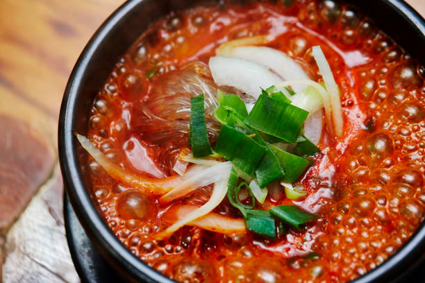 sopa picante coreana - cellophane noodles - fotografias e filmes do acervo