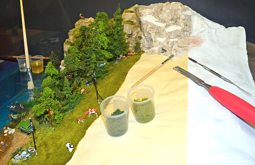 Trabaje en un diorama en miniatura. Herramientas y artículos para un hobby creativo. photo