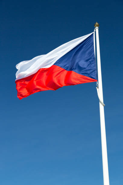 flagge der tschechischen republik hautnah. - tschechische flagge stock-fotos und bilder