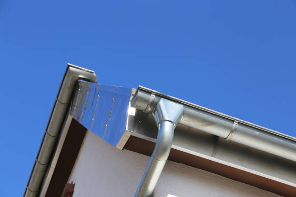 canalón de techo en un nuevo techo de tejas - roof batten fotografías e imágenes de stock