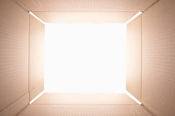 widok z wnętrza kartonowego pudełka. - corrugated cardboard moving house cardboard box zdjęcia i obrazy z banku zdjęć