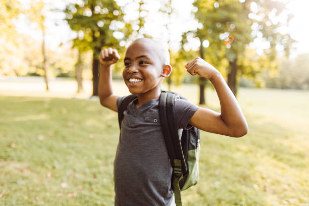 筋肉を示す小さな子供 - flexing muscles child little boys bicep ストックフォトと画像