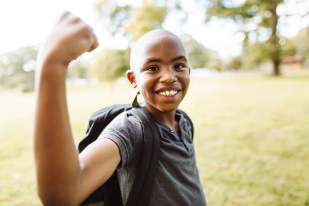 筋肉を示す小さな子供 - flexing muscles child little boys bicep ストックフォトと画像