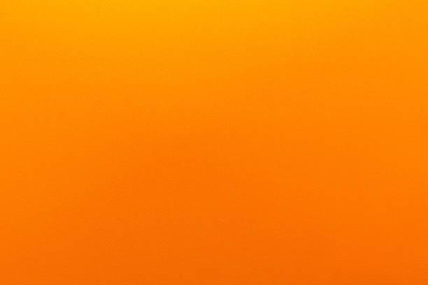 orangefarbene farbverlauf farbe mit textur aus echtem schaumschwammpapier für hintergrund, kulisse oder design. - oranger hintergrund stock-fotos und bilder