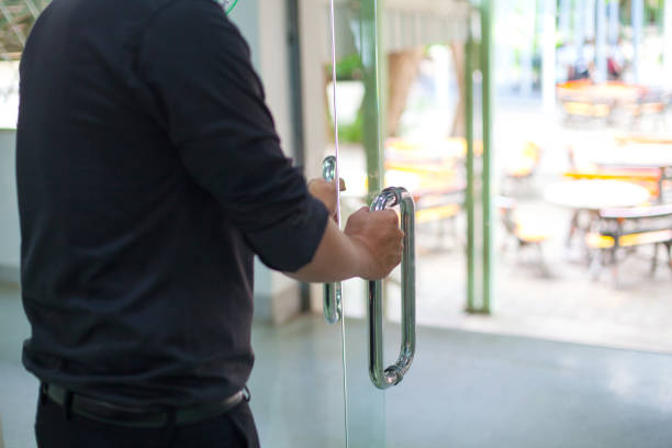 main d’homme ouvrent la porte avec le fond de reflet de verre - placard holding celebration women photos et images de collection