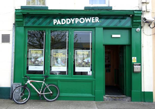 los corredores de apuestas paddy power - skerries fotografías e imágenes de stock